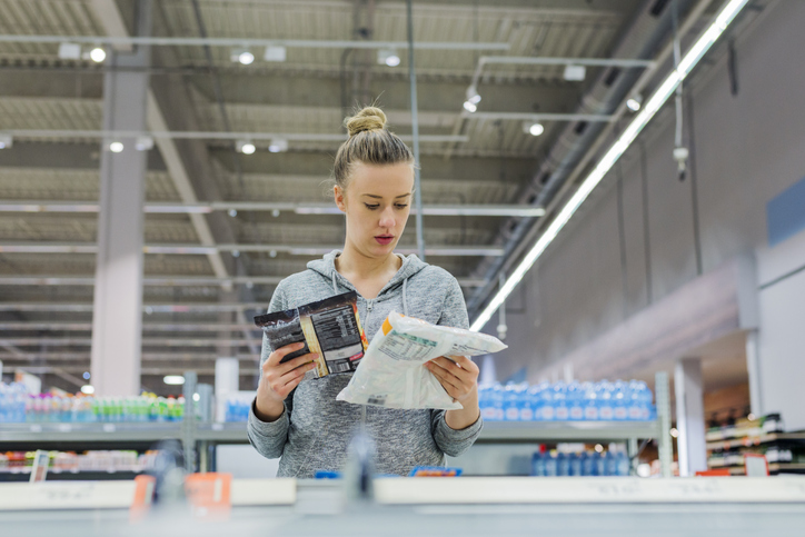 kobieta czytająca etykietę produktu