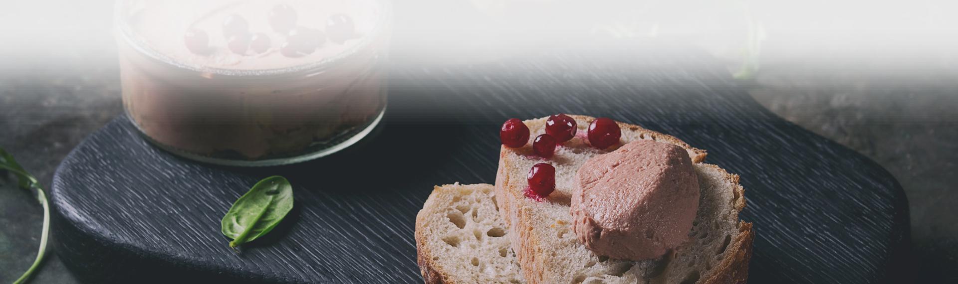 Chleb z foie gras i żurawiną